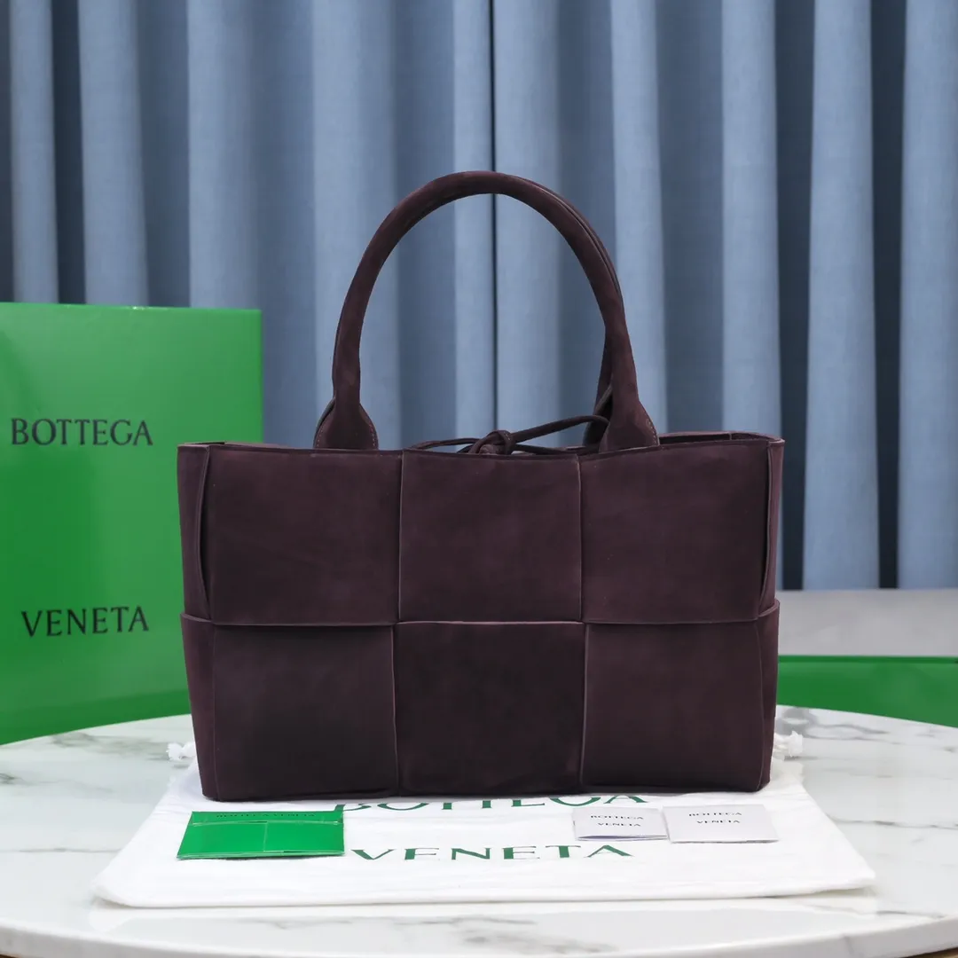 Batch 1960 BottegaVeneta# 🧷Early autumn SLIP tote handbag, the oversized woven design really makes it a huge gap from ordinary tote bags 🔗🔗The interior is matched with leather ⛓Daniel Lee leads the brand's DNA to continue to evolve with fresh inspiration🧬🧬showing a balanced style of luxury and reality👉Size: 36*24*12【9892#】Deer Leather